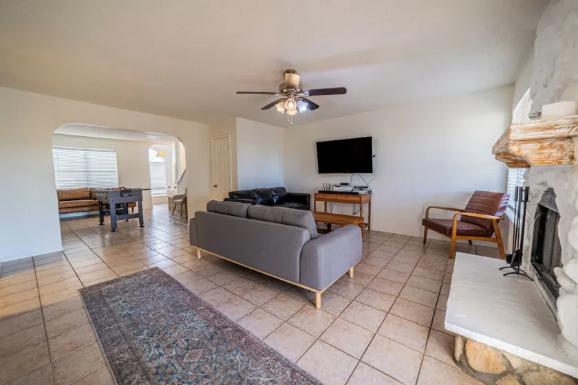 Modern Smart Townhouse | Premium Amenities | Nearby Restaurants | Full Kitchen - Image 1