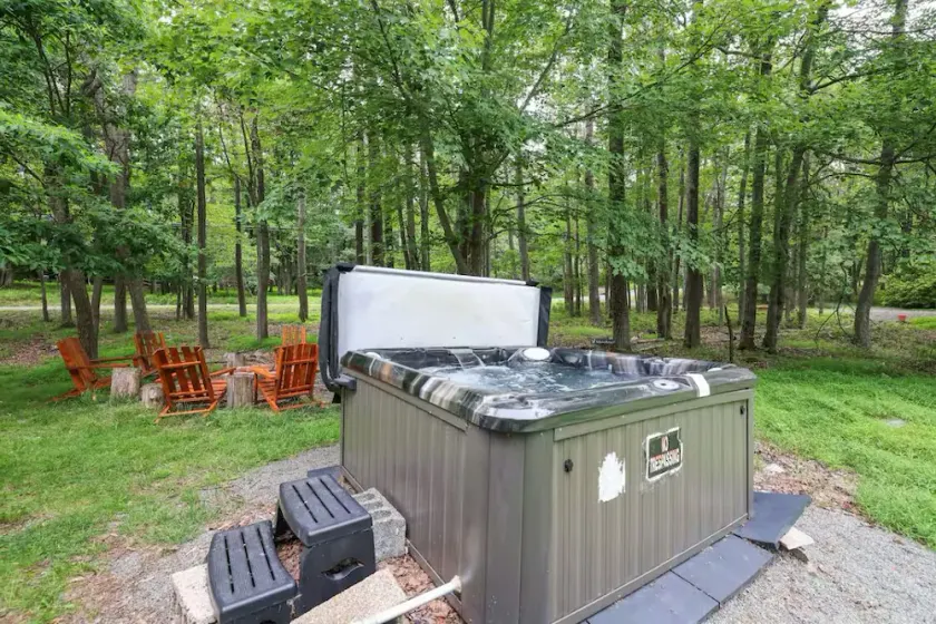 *Pet-friendly!* **Hot tub** - Image 1