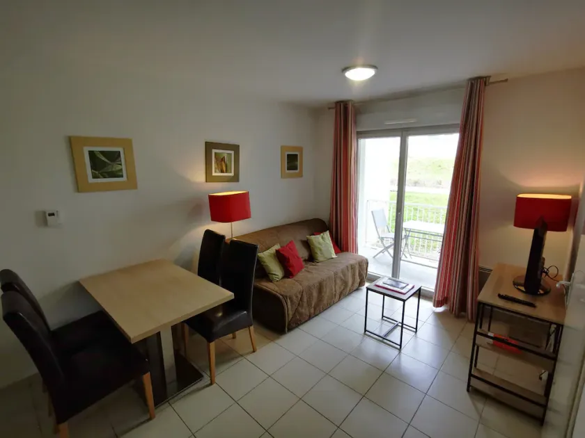T2 PMR Balcony in Residence with Swimming Pool B17 - Image 1