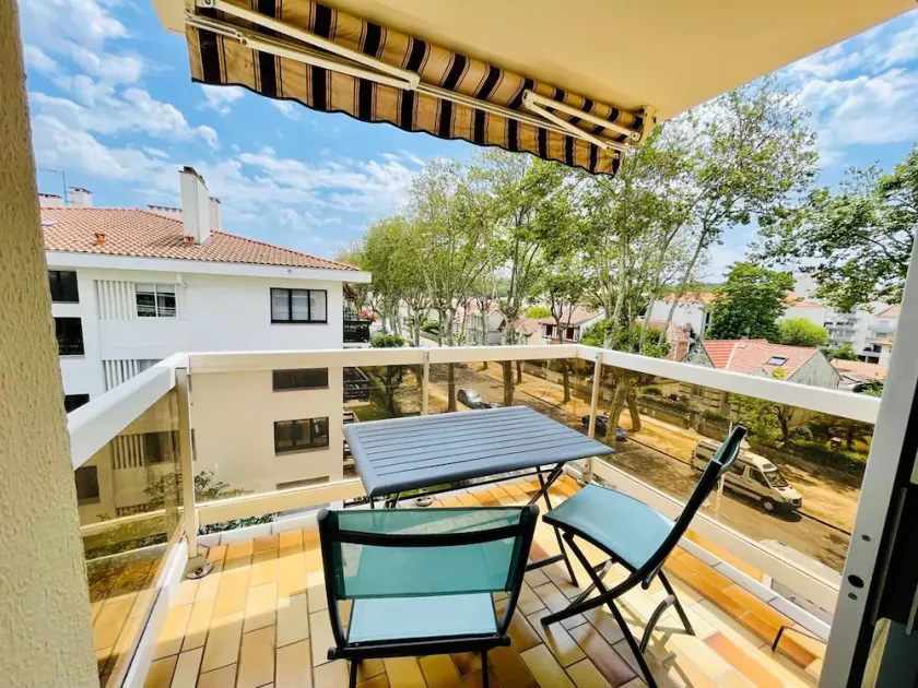 Bright Apartment 400m from Beach & Casino with Parking, Balconies, and Modern Amenities - Image 1