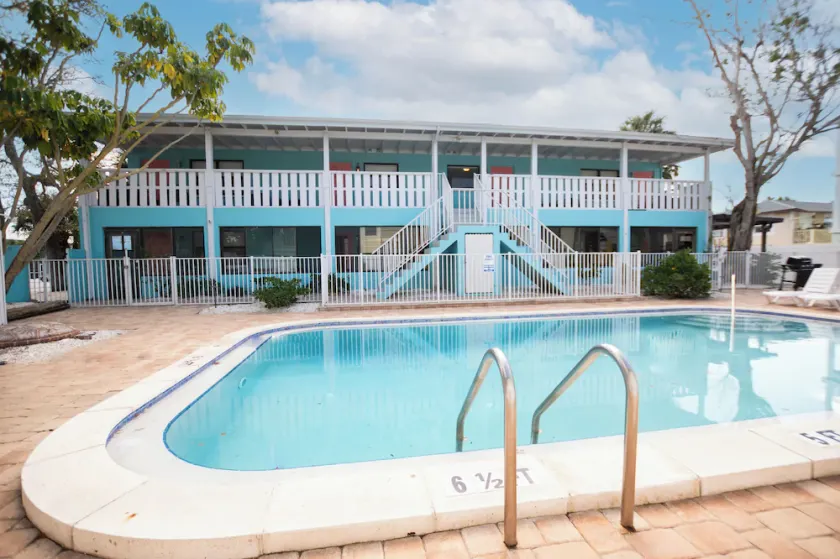 Bright 2-bed, 1-bath condo in the heart of Indian Rocks Beach, just a 2-min walk to the sand and steps from local cafés & shops. Enjoy a shared POOL, private balcony, washer/dryer, free parking — ideal for couples, friends, families & pet-friendly! - Image 1