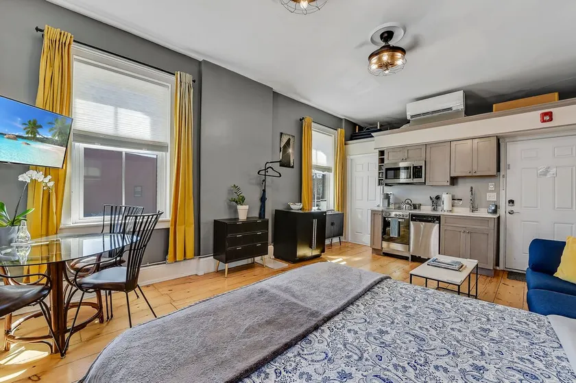Luxe Studio 2 on Main Street- Luxury Steam Shower, Kitchen - Image 1