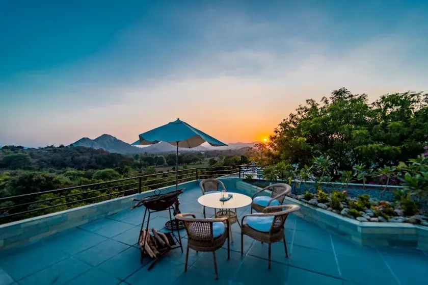 Villa d'art avec vue sur la montagne au cœur d'une forêt - Image 1