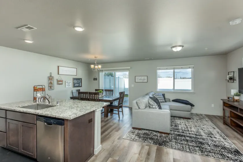 Spacious kitchen suitable for large groups, close to shopping, parks & wineries. - Image 1