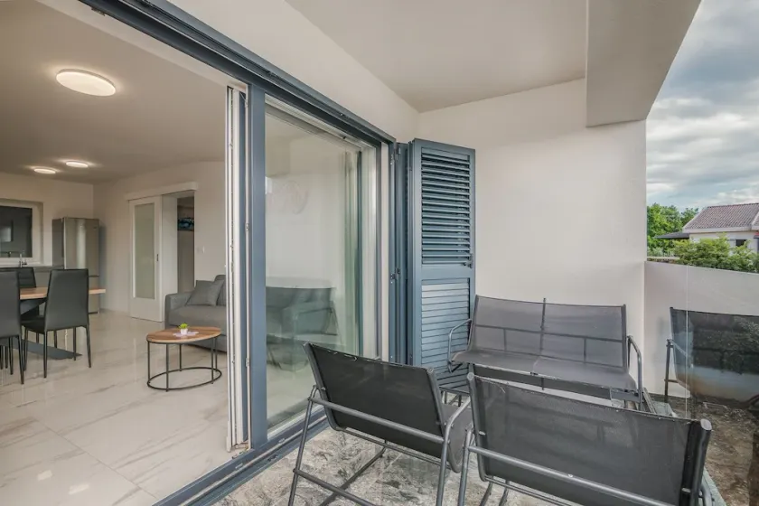 Treværelses lejlighed med terrasse og havudsigt Malinska, Krk (A-20484-c) - Image 1