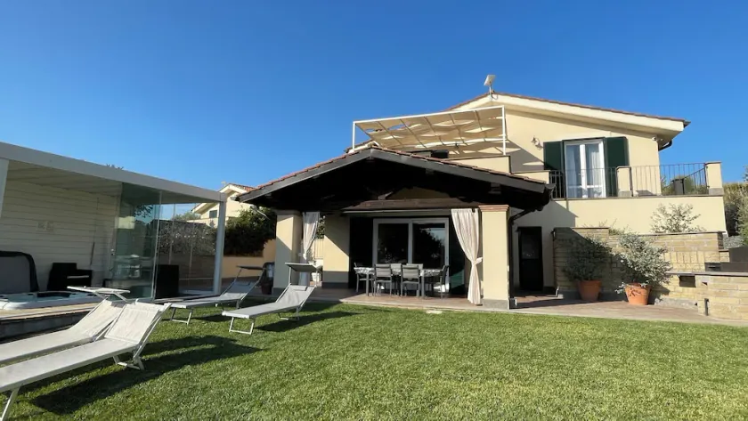 Holiday Home \"Lago Blu\": on Lake Bracciano for groups, families and pets. - Image 1