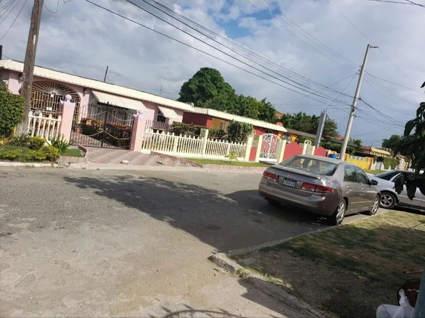 Peaceful and Centrally-located place, you'll find everything in close proximity. - Image 1