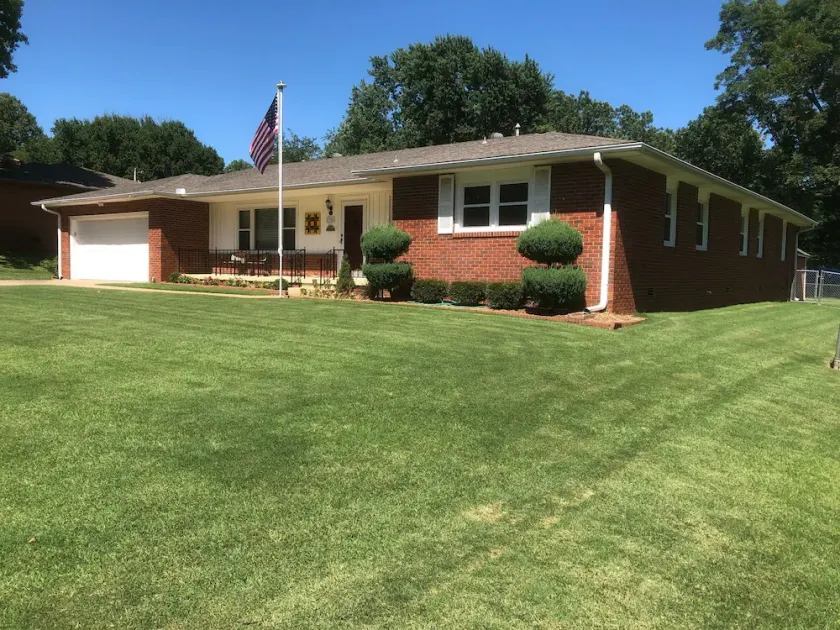 Spacious, Remodeled, in a Quiet Family Oriented Neighborhood - Image 1