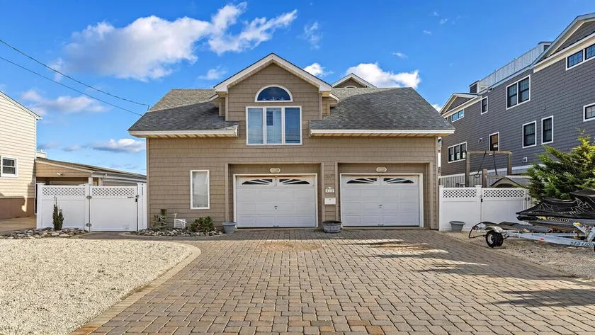 Relax at this 6 bedroom 3 bath bay front in Surf City - Image 1
