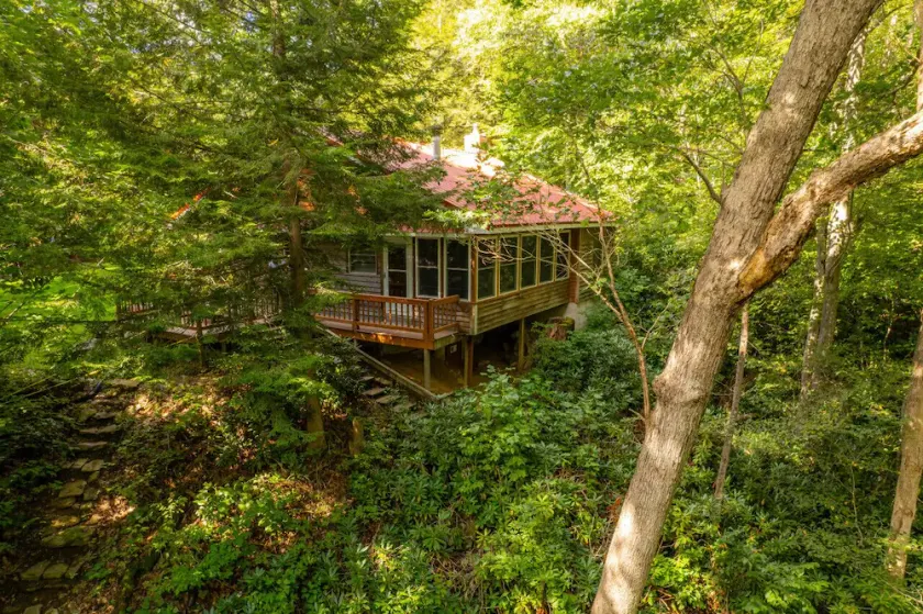 Autumn Escape Bear Paw Cabin: Sleeps 6 · 3BR 1BA · Fire Pit Grill Fireplace - Image 1