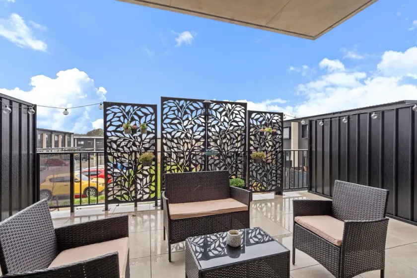 Stylish 2-Bed Townhouse with Balcony - Image 1