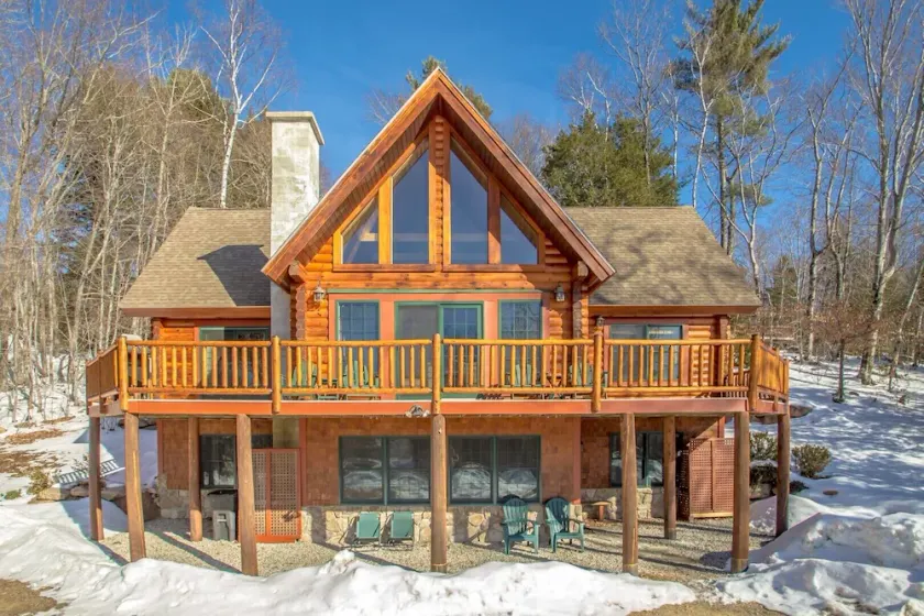 New listing - Beautiful Spacious Custom Log Cabin. - Image 1