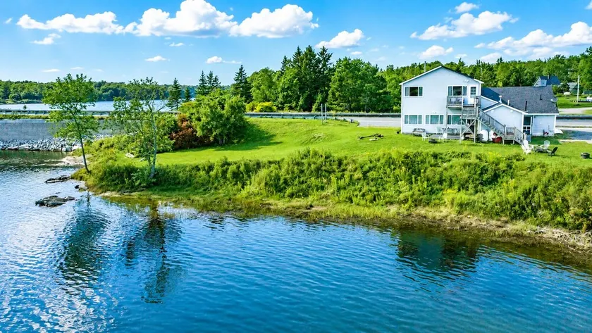 Waterfront and Spacious - Taunton Bay Galley Apartment - Image 1
