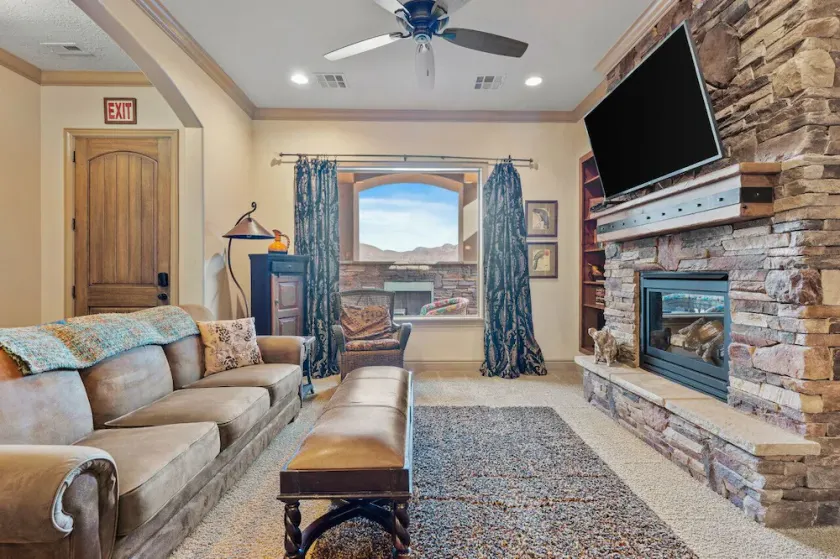 Dreamy 2-bedroom condo with sweeping desert views - Image 1