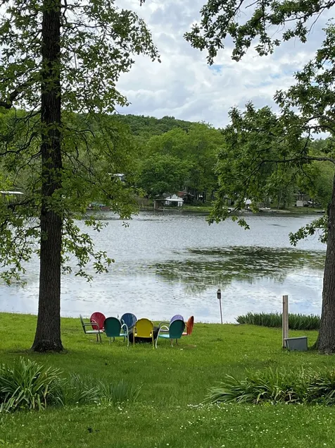 Relax at Grandma’s house with a screened in porch overlooking a private lake! - Image 1