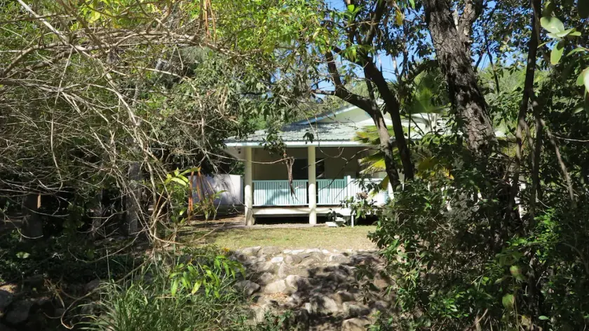 Lana's Cottage - Delightful, centrally located  and spacious island cottage in tropical surrounds - Image 1