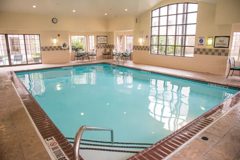 Kostenloses Frühstück + Innenpool + Whirlpool | 20 Minuten zur Purdue University Fort Wayne - Image 1