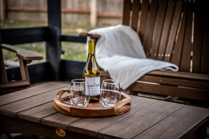 Hot tub, king beds, sleeps up to 8, walking distance to downtown Sugarcreek - Image 1