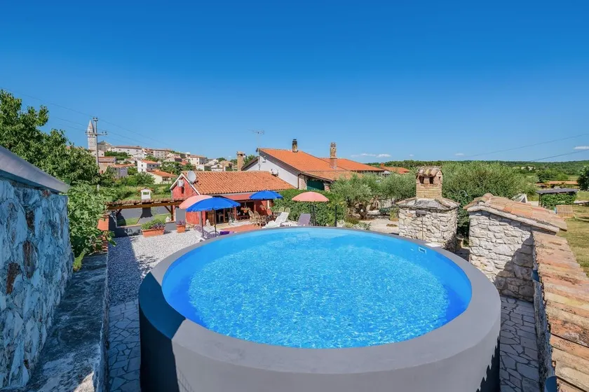 Nice Apartment With Pool - Image 1