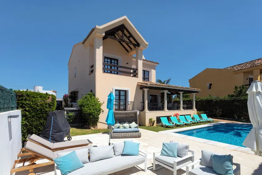Stunning 5 bedroom, 4.5 bathroom Villa with private pool and garden. - Image 1
