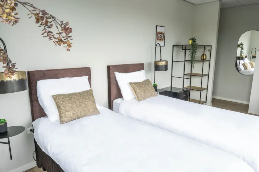 Combined rooms, 12 beds, kitchen, and free parking - Image 1