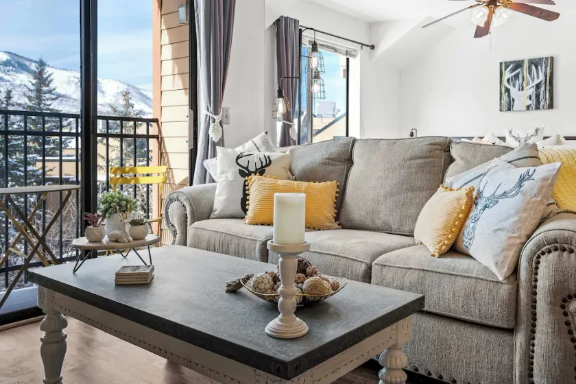 Cozy walkable condo with Wifi shared pool & hot tub - close to slopes - Image 1