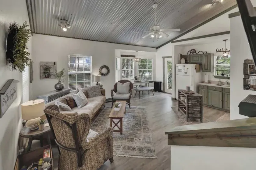 Cactus Flower Treehouse-Pet Friendly-Hill Country Views! - Image 1