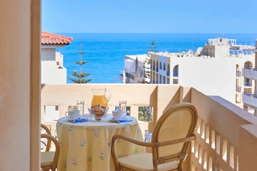 Apartamento con vistas al mar central, ideal para familias - Image 1