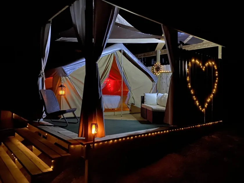 Lakefront Love Getaway: Winery, Kayaks, SUPs, Yoga, Massage, Krause Springs! - Image 1