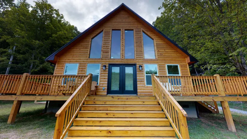 GORGEOUS LAKE FRONT CABIN - PRIVATE LAKE ACCESS-FISHING, KAYAKING, AND HIKING. - Image 1