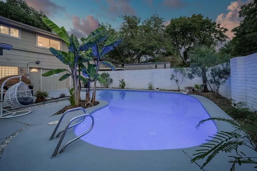 Stunning 5BR 2BA Holiday Home with Private Pool and Cinema - Image 1