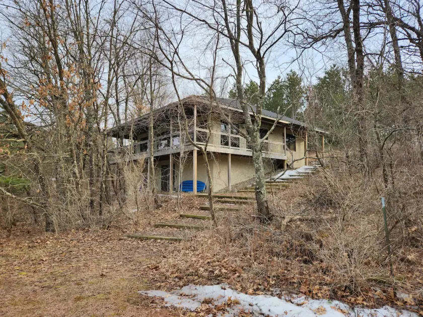 Guest house on secluded 120 acre property minutes from Chain 0' Lakes - Image 1