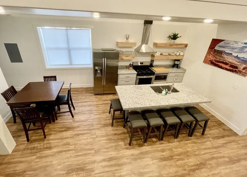 Walk to Main Street! Luxury Condo with Hot Tubs Near Arches, Sleeps 8 - Image 1
