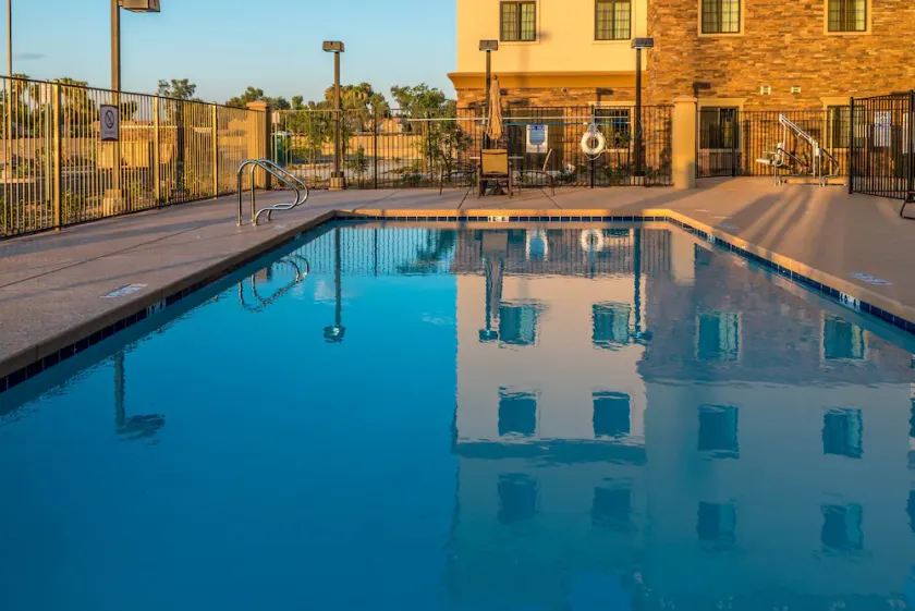 1 Bedroom | Heated Outdoor Pool + Free Breakfast - Image 1