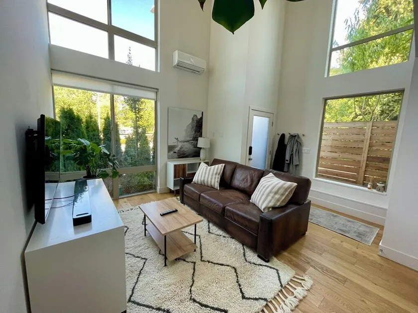 Modern and Airy home near UW & Seattle Children’s - Image 1