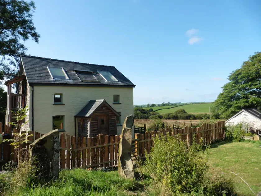 Bwthyn Bran, 1-bed cosy cottage on the edge of the Preseli hills. Pet friendly - Image 1