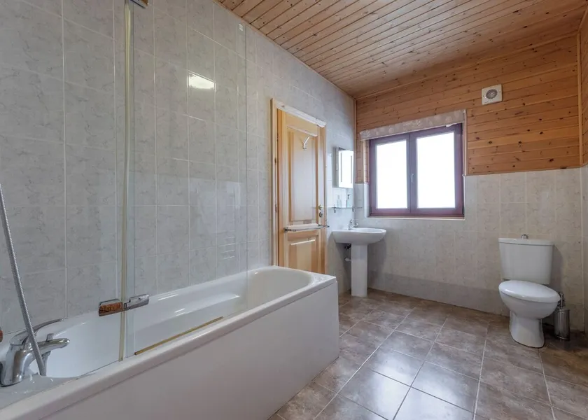 4 bedroom accommodation in Ellesmere - Image 1