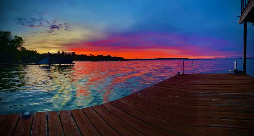 Beautiful Cedar Creek Lake Romantic Cottage Lakeside - Image 1