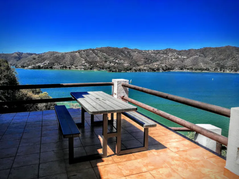 A completely private house overlooking the lake, offering unbeatable views - Image 1