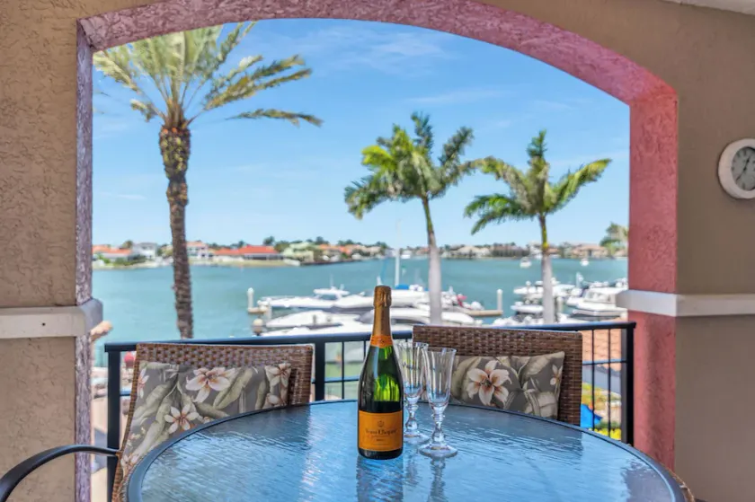 Luxury 3 Bed Condo at Popular Esplanade Overlooking Smokehouse Bay - Image 1