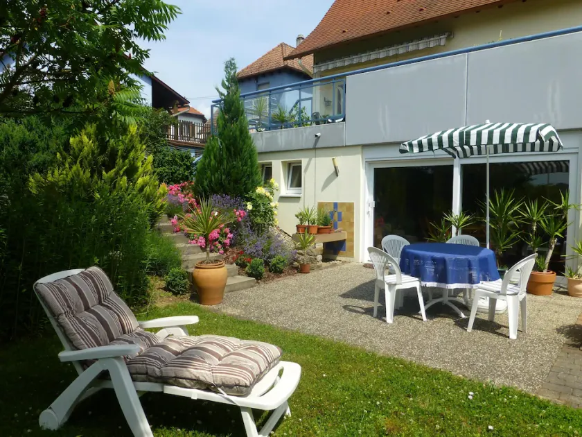 Ground floor in a large garden - Image 1