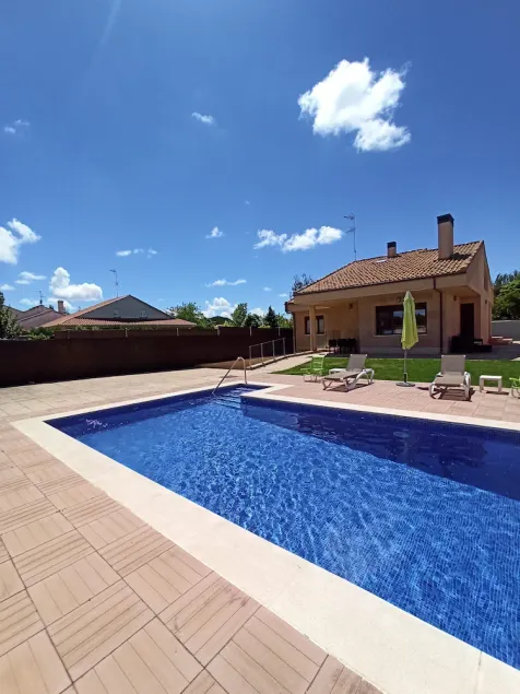 Vivienda Unifamiliar, con Piscina y Amplio Jardín. A 10 Minutos de Salamanca - Image 1