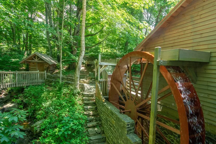 One of a kind 3bd Cabin on the New River- Sleeps 6 - Image 1