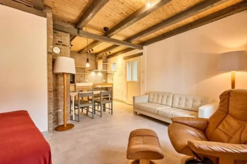 Red apartment - Image 1