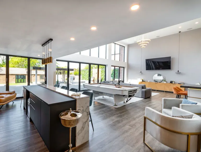 5 Bed Villa-Sleeps 10-Hot Tub-Bar & Pool table - Image 1
