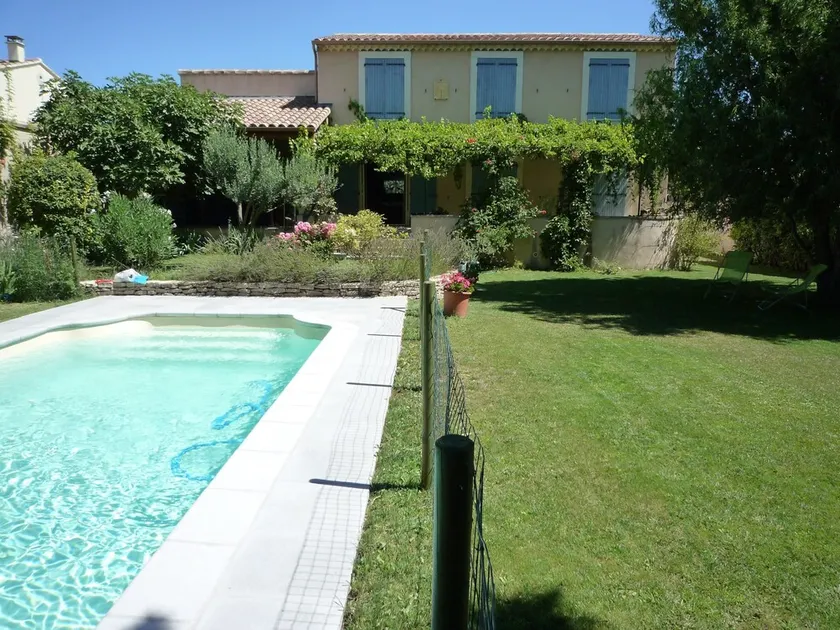 Hus med pool i provencalsk landsby nær Isle sur la Sorgue - Image 1