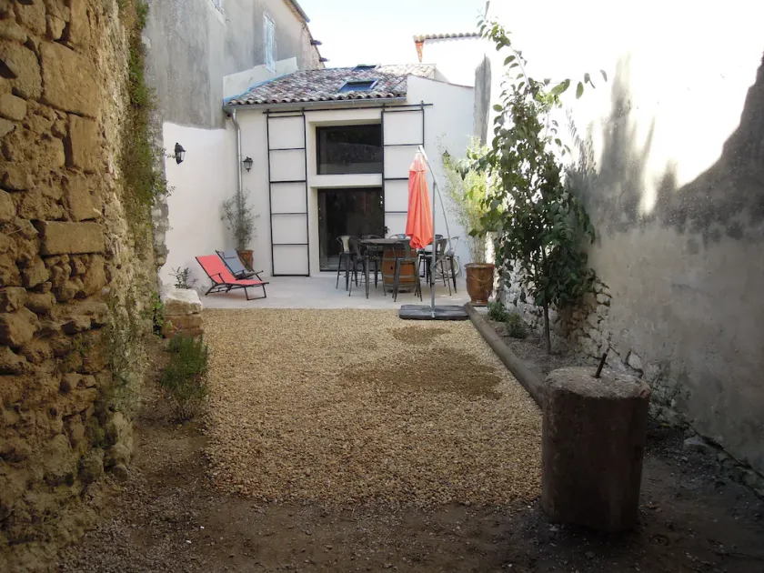 7-person vacation home with reversible air conditioning and outdoor courtyard in the Luberon - Image 1