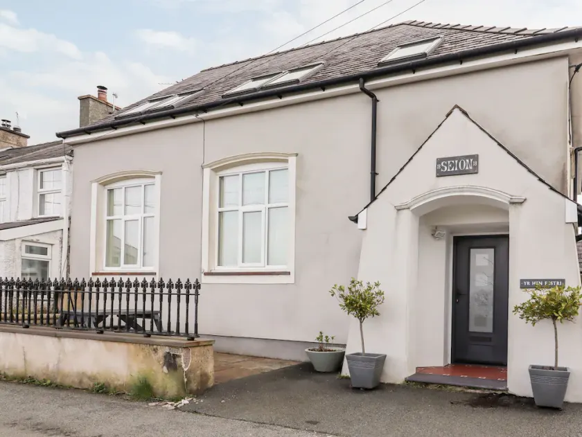 YR HEN FESTRI, family friendly, luxury holiday cottage in Y Felinheli - Image 1