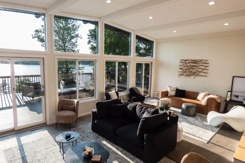 Modernist Lakefront Sojourn - Image 1