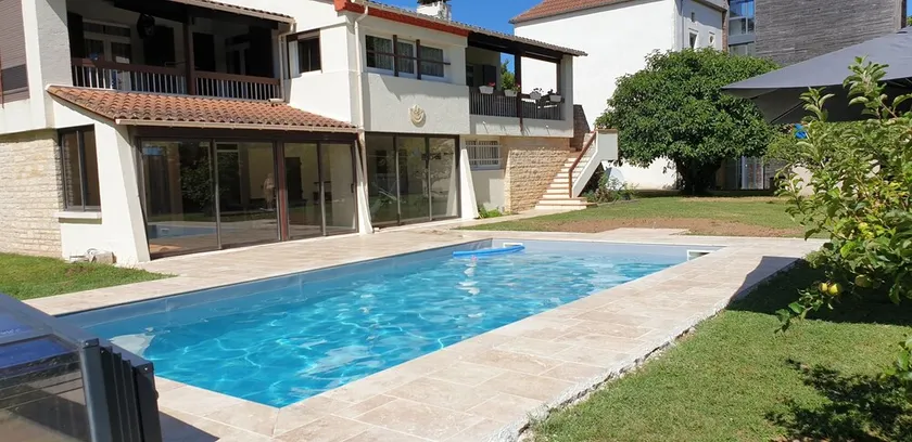 South-facing detached house with private pool - Image 1